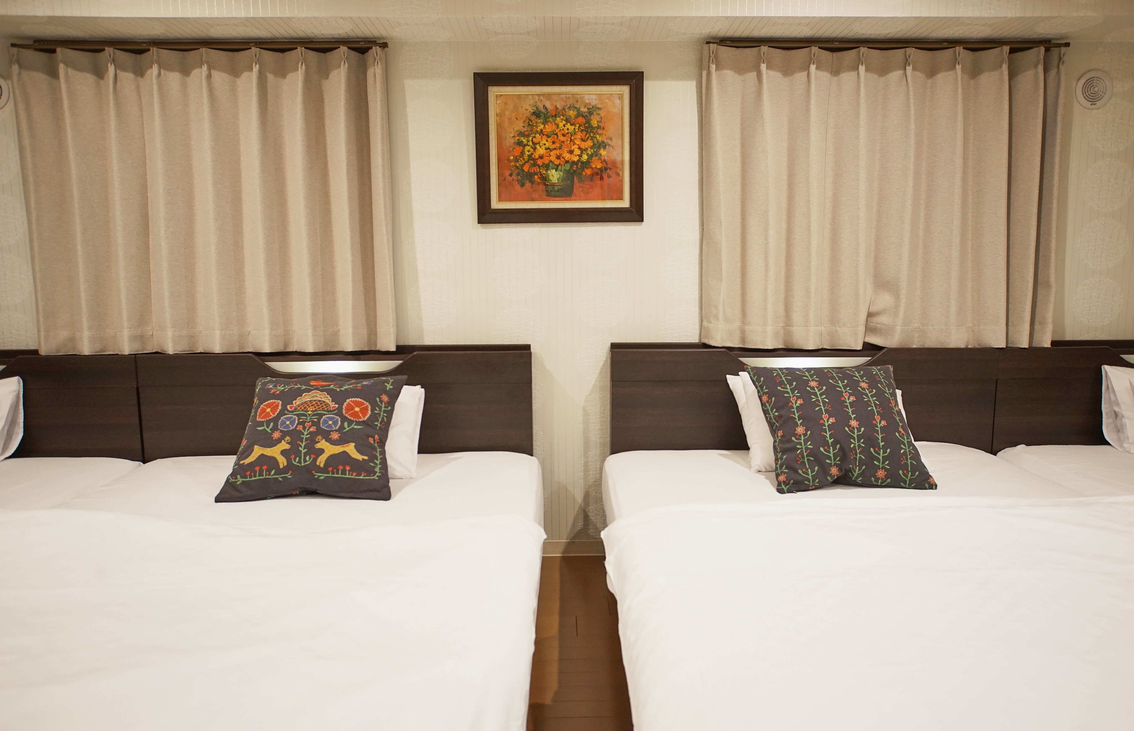 Family Room | Premium bedding, desk, soundproofing, free WiFi