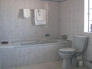 Bathtub, free toiletries, towels, soap - Chitawa Lodge (Ramokgwebana)
