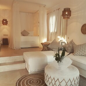 Honeymoon suite, kitchenette, uitzicht op zee | Badkamer | Designer toiletartikelen, een haardroger, pantoffels, handdoeken