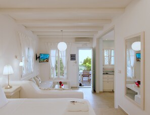 Suite estudio Deluxe, cocina básica, vistas al mar (2 person) | Ropa de cama hipoalergénica, edredones de plumas, caja fuerte