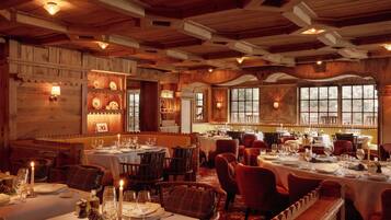 2 Restaurants; Mittagessen und Abendessen werden serviert