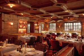 2 restauranter, der serverer frokost og aftensmad