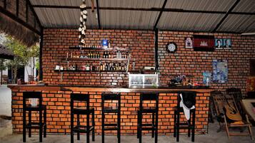 Breakfast, lunch, dinner served; international cuisine