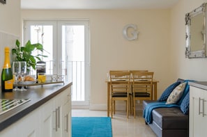 Superior Apartment, 2 Bedrooms | Private kitchen | Fridge, microwave, oven, stovetop - Giant Serviced Apartments (Belfast)