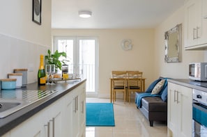 Superior Apartment, 2 Bedrooms | Private kitchen | Fridge, microwave, oven, stovetop - Giant Serviced Apartments (Belfast)