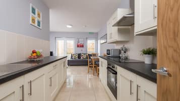 Superior Apartment, 2 Bedrooms | Private kitchen