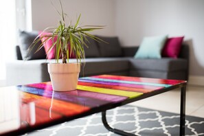 Flat-screen TV, DVD player - Giant Serviced Apartments (Belfast)