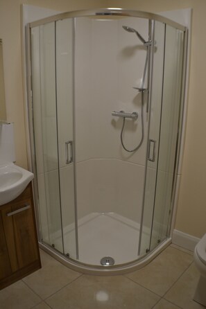 Shower, free toiletries - Giant Serviced Apartments (Belfast)
