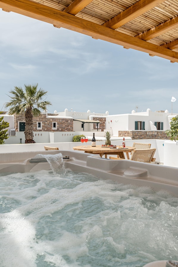 Premium Suite, Hot Tub | 1 Schlafzimmer, schallisolierte Zimmer, kostenloses WLAN, Bettwäsche