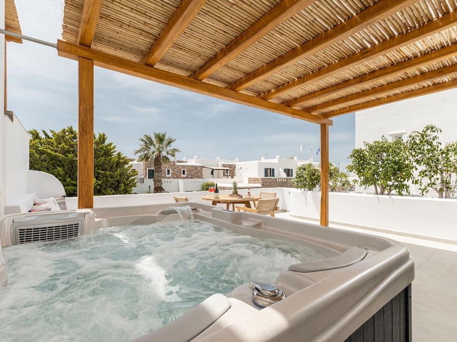 Premium Suite, Hot Tub | Soundproofing, free WiFi, bed sheets