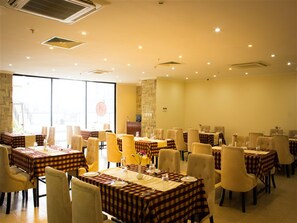 Desayuno buffet diario (USD 10 por persona)