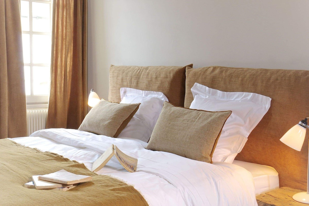 Suite (Porte Sainte-Marie) | In-room safe, desk, free WiFi, bed sheets