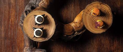 Una mesa de madera con un diseño único, con cortes circulares y detalles decorativos.