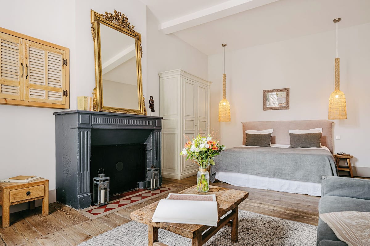 Room (Chambre 1782) | In-room safe, desk, free WiFi, bed sheets