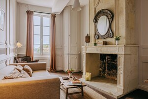 Una televisión de pantalla plana