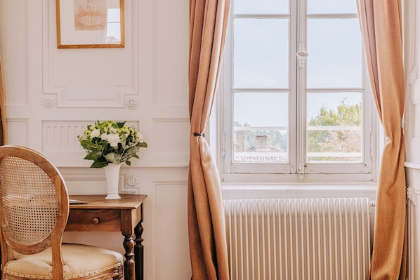 Suite (Porte Brunet) | In-room safe, desk, free WiFi, bed sheets