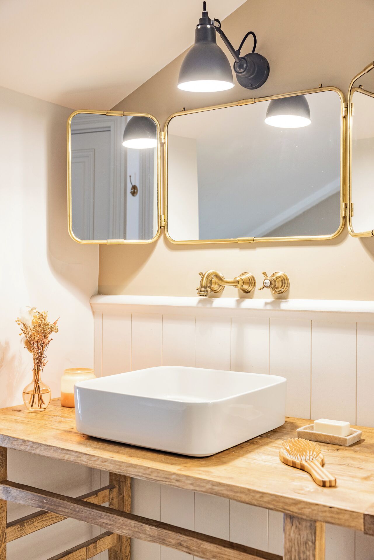 Combined shower/tub, free toiletries, hair dryer, bathrobes