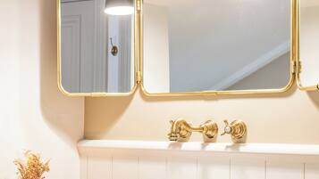 وحدات دش مع أحواض استحمام، مستلزمات مجانية للعناية الشخصية، مجففات شعر