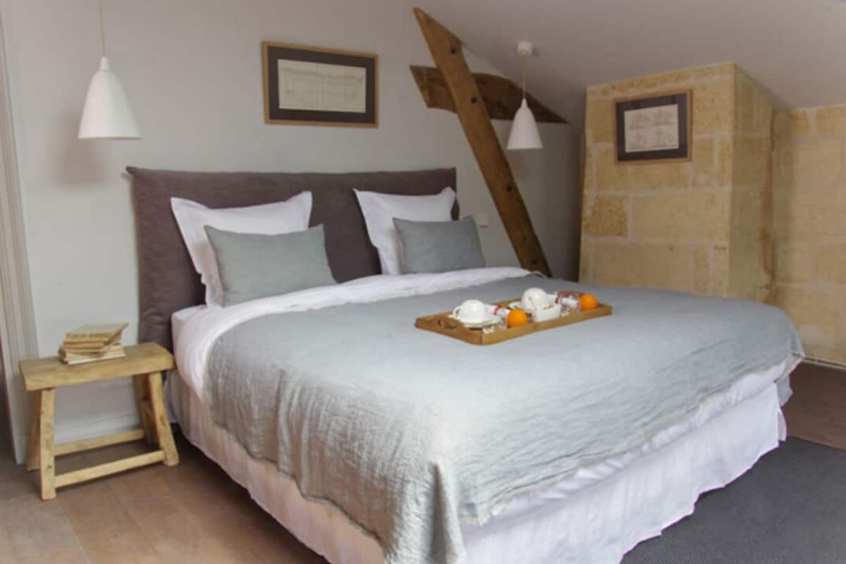 Suite (Porte Saint-Martin) | In-room safe, desk, free WiFi, bed sheets