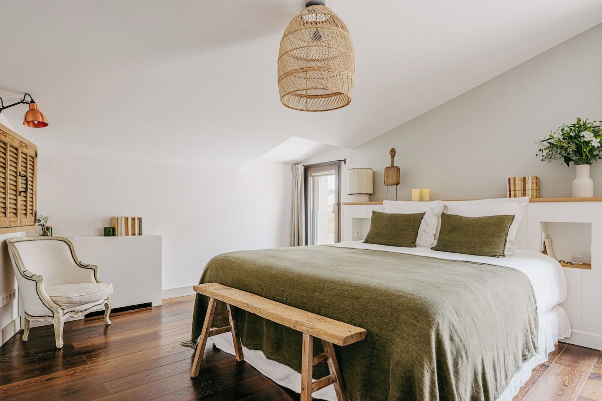 Room (Chambre 1544) | In-room safe, desk, free WiFi, bed sheets