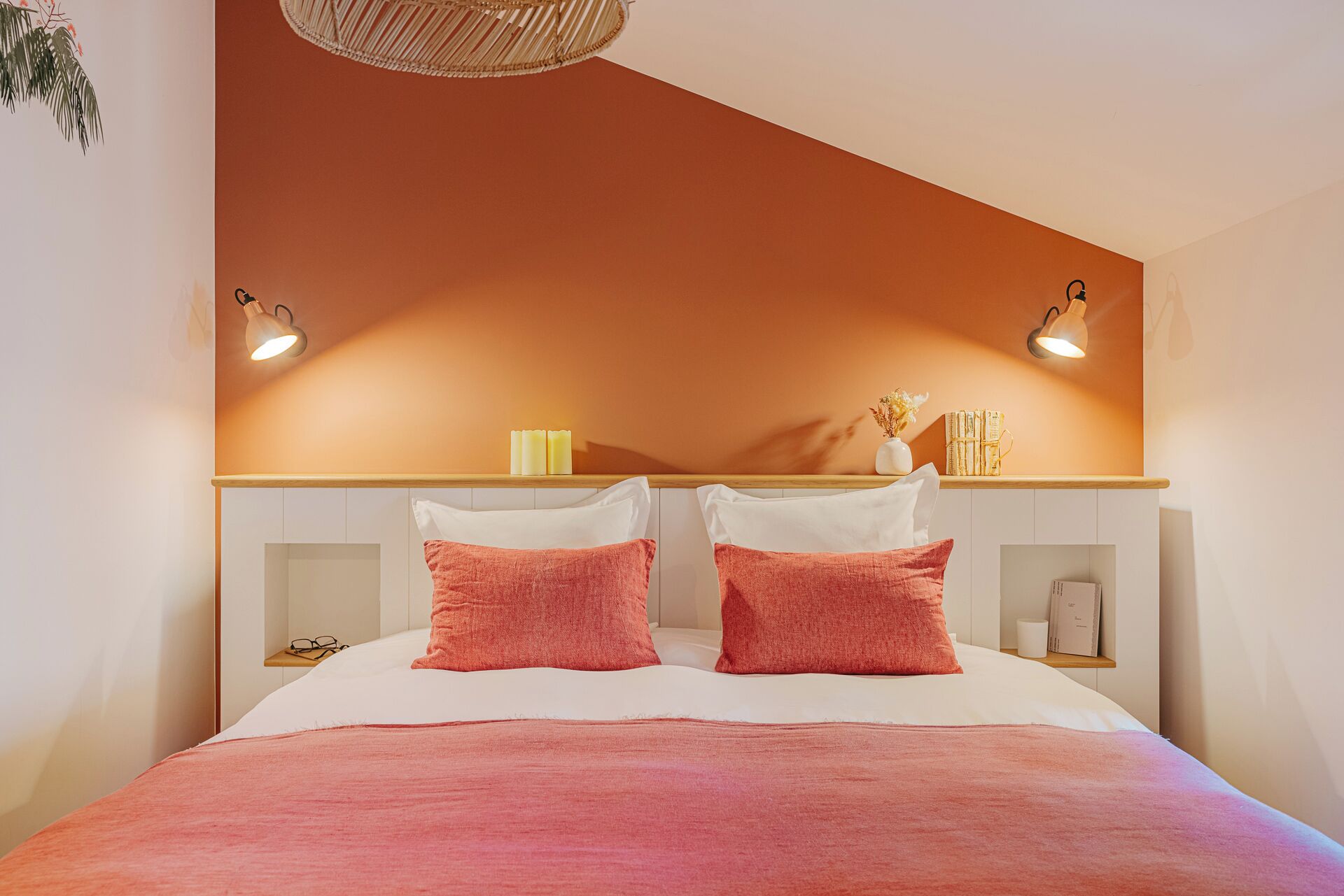 Két bảo mật tại phòng, trang trí khác biệt, bàn 