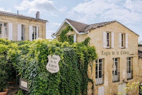 Exterior. Logis de la Cadène