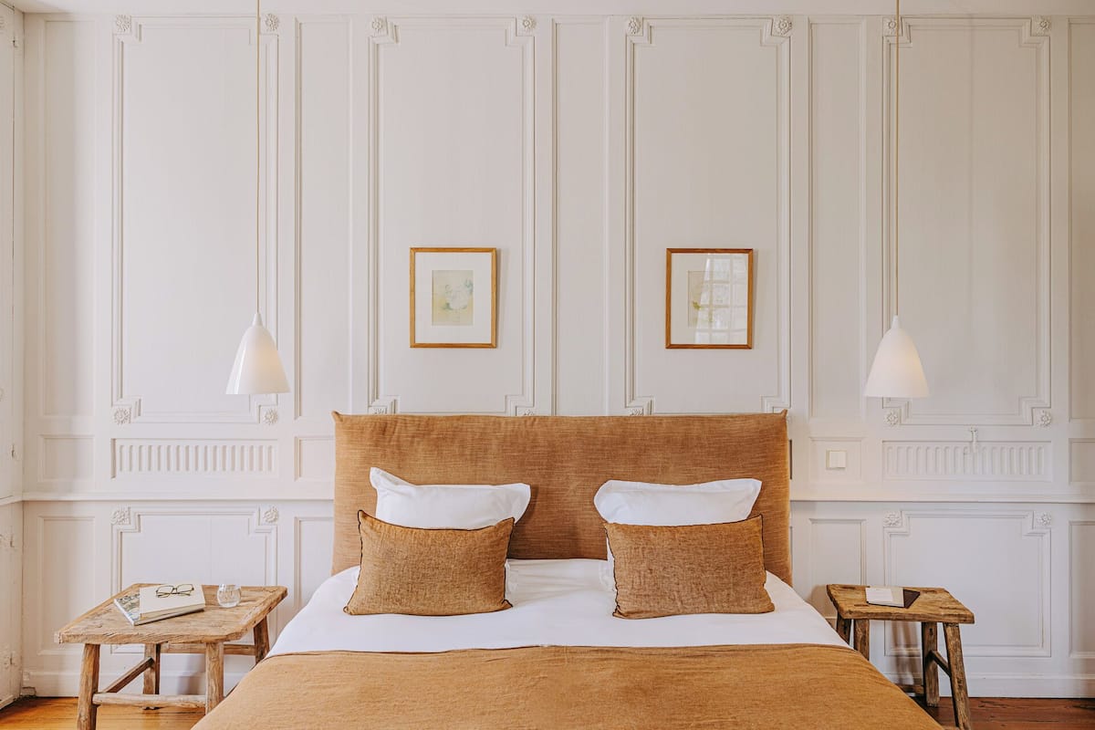 Suite (Porte Brunet) | In-room safe, desk, free WiFi, bed sheets
