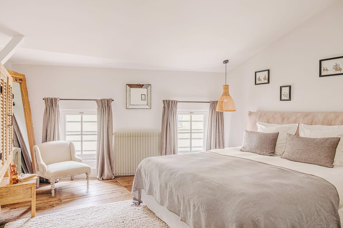 Room (Chambre 1945) | In-room safe, desk, free WiFi, bed sheets