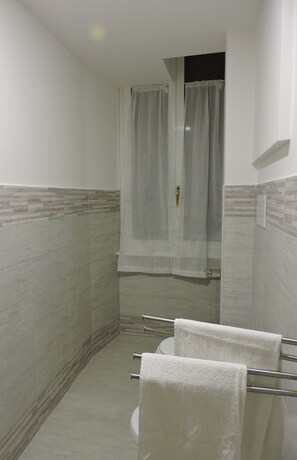 Douche, articles de toilette gratuits, sèche-cheveux, bidet