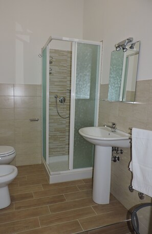 Shower, free toiletries, hair dryer, bidet - Living Rome Ottaviano (Rome)