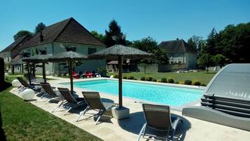 Piscine extérieure, parasols de plage, chaises longues