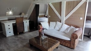 Rom (Silene) | Individuelt dekorert, individuelt innredet og skrivebord