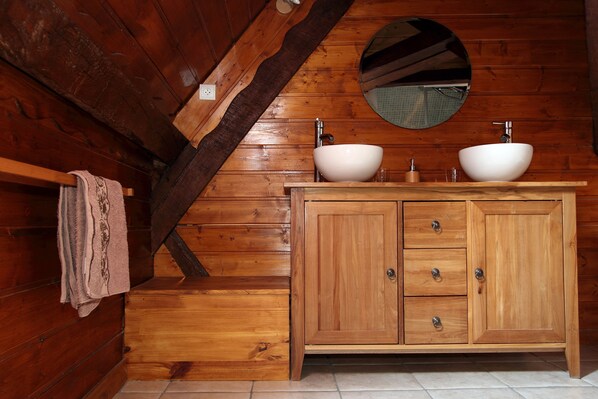 双人房 (Lucine) | 浴室 | 淋浴设施、大花洒淋浴喷头、吹风机、毛巾