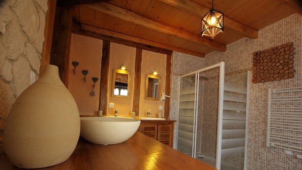 Apartemen, 1 kamar tidur (Meditée) | Kamar mandi | Shower, pancuran hujan, pengering rambut, dan handuk