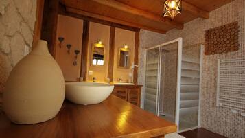 Departamento, 1 habitación (Meditée) | Baño | Regadera, regadera tipo lluvia, secadora de cabello, toallas