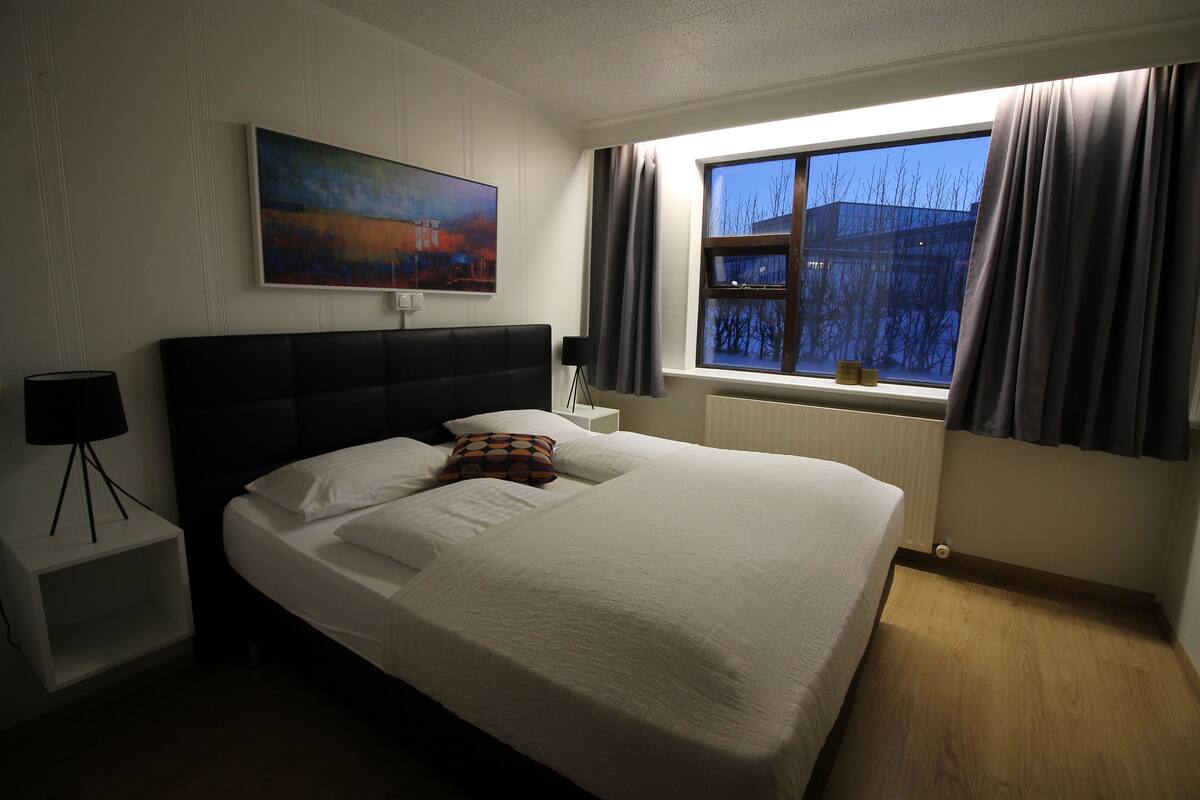 Premium bedding, in-room safe, desk, blackout curtains