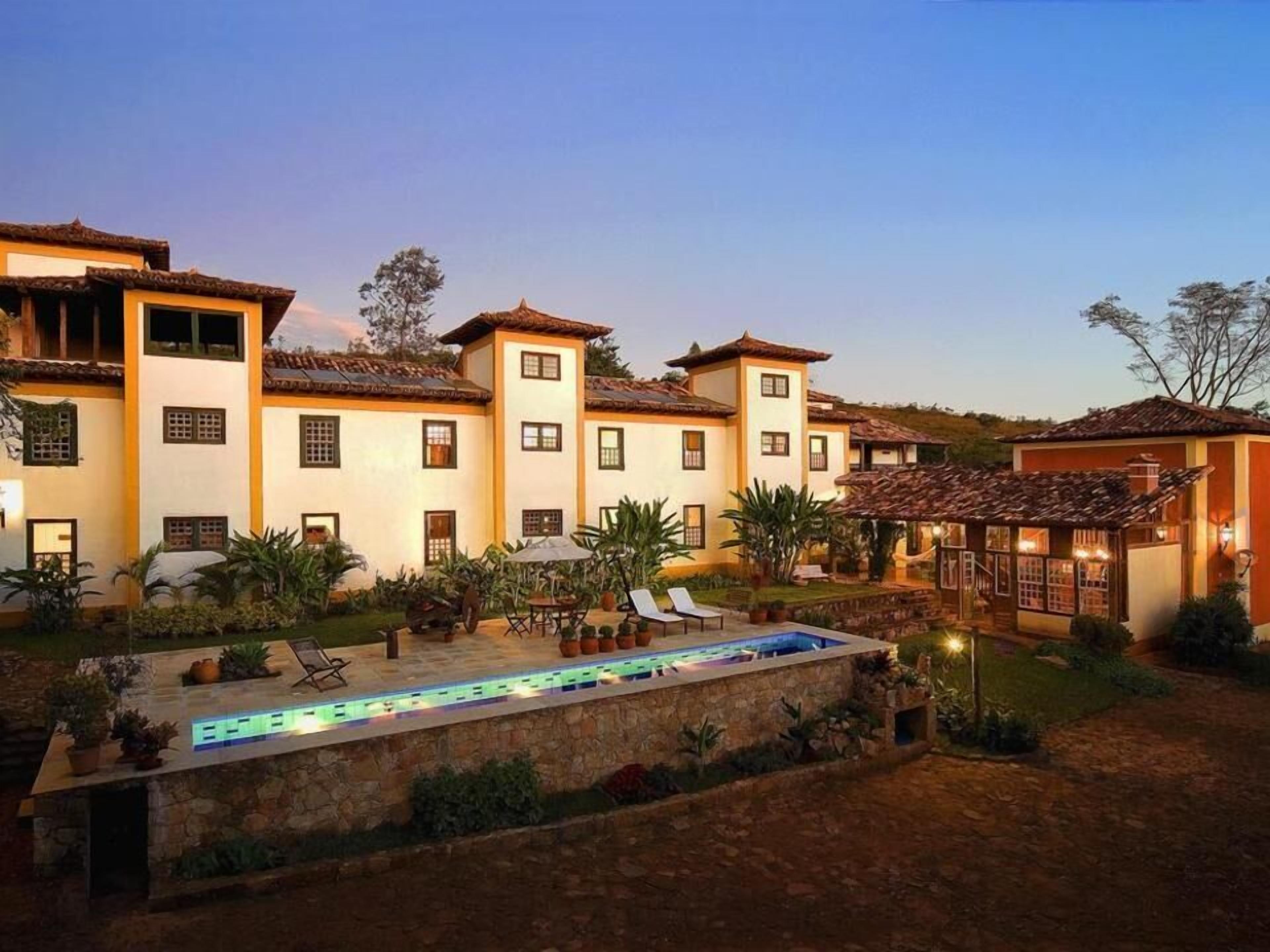 Piscina externa, espreguiçadeiras