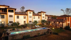 Un edificio grande de varios pisos con piscina y zona de estar al aire libre.