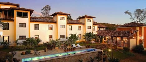 Outdoor pool, pool loungers