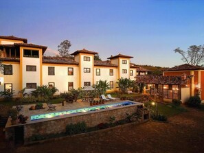 Outdoor pool, sun loungers - Pousada d'óleo de Guignard (Tiradentes)