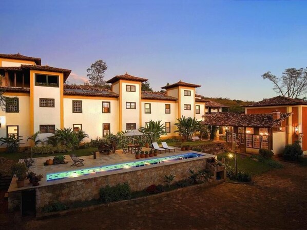 Kolam renang terbuka, kerusi lepak pantai