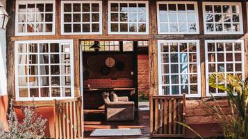 Casa, vista para o jardim, no jardim | Área de estar | TV LCD 29 polegadas com canais a cabo, TV