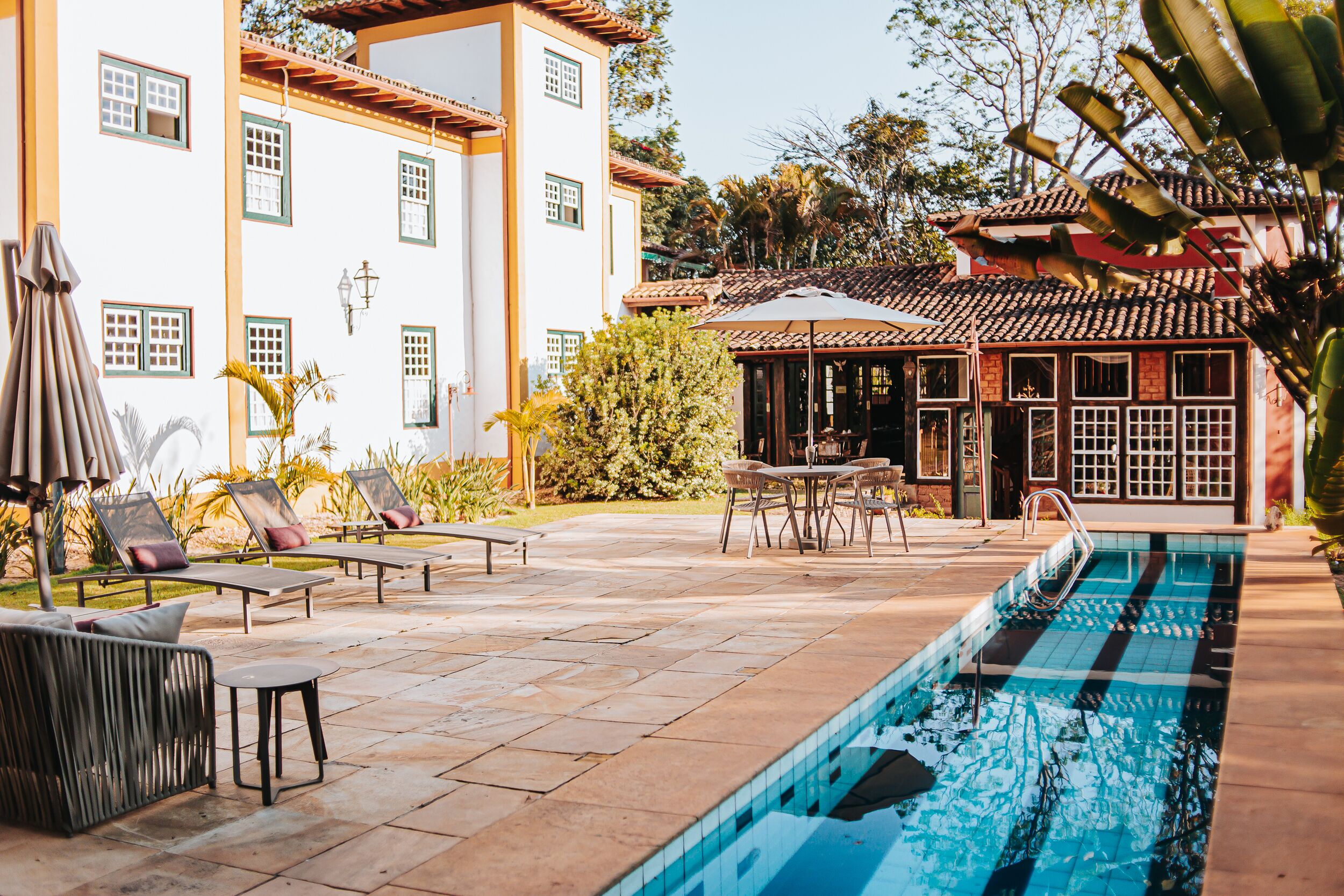 Piscina externa, espreguiçadeiras