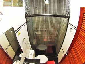 Regadera y amenidades de baño gratuitas