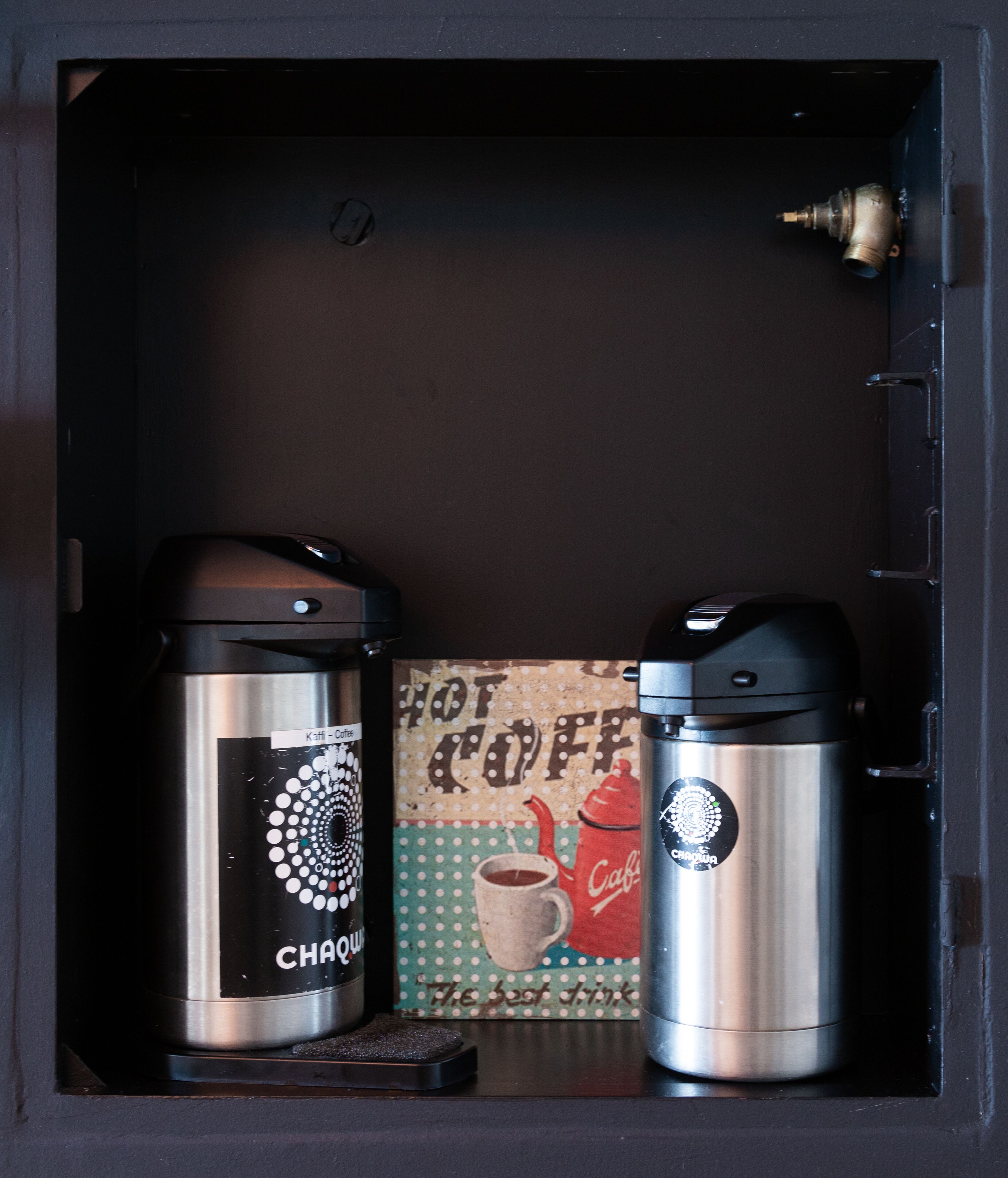 Ein Tresor mit zwei Kaffeemaschinen darin.