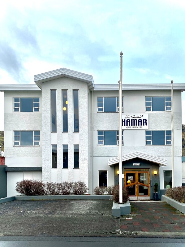 Front of property - Guesthouse Hamar (Vestmannaeyjar)