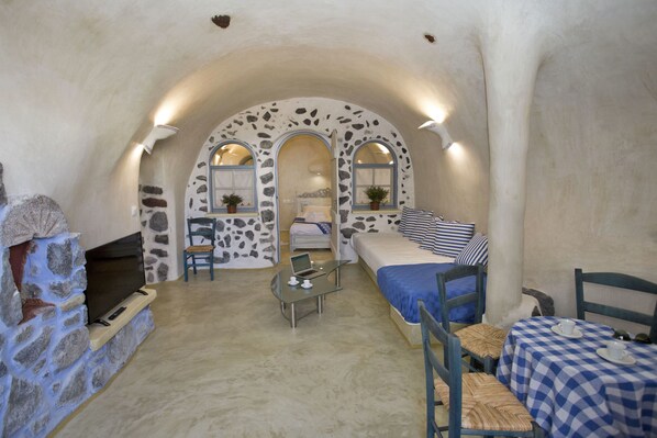 Honeymoon Villa, 2 Bedrooms, Private Outdoor Seasonal Spa Tub, Sea View | 거실 공간 | 위성 채널 시청이 가능한 42인치 평면 TV, TV