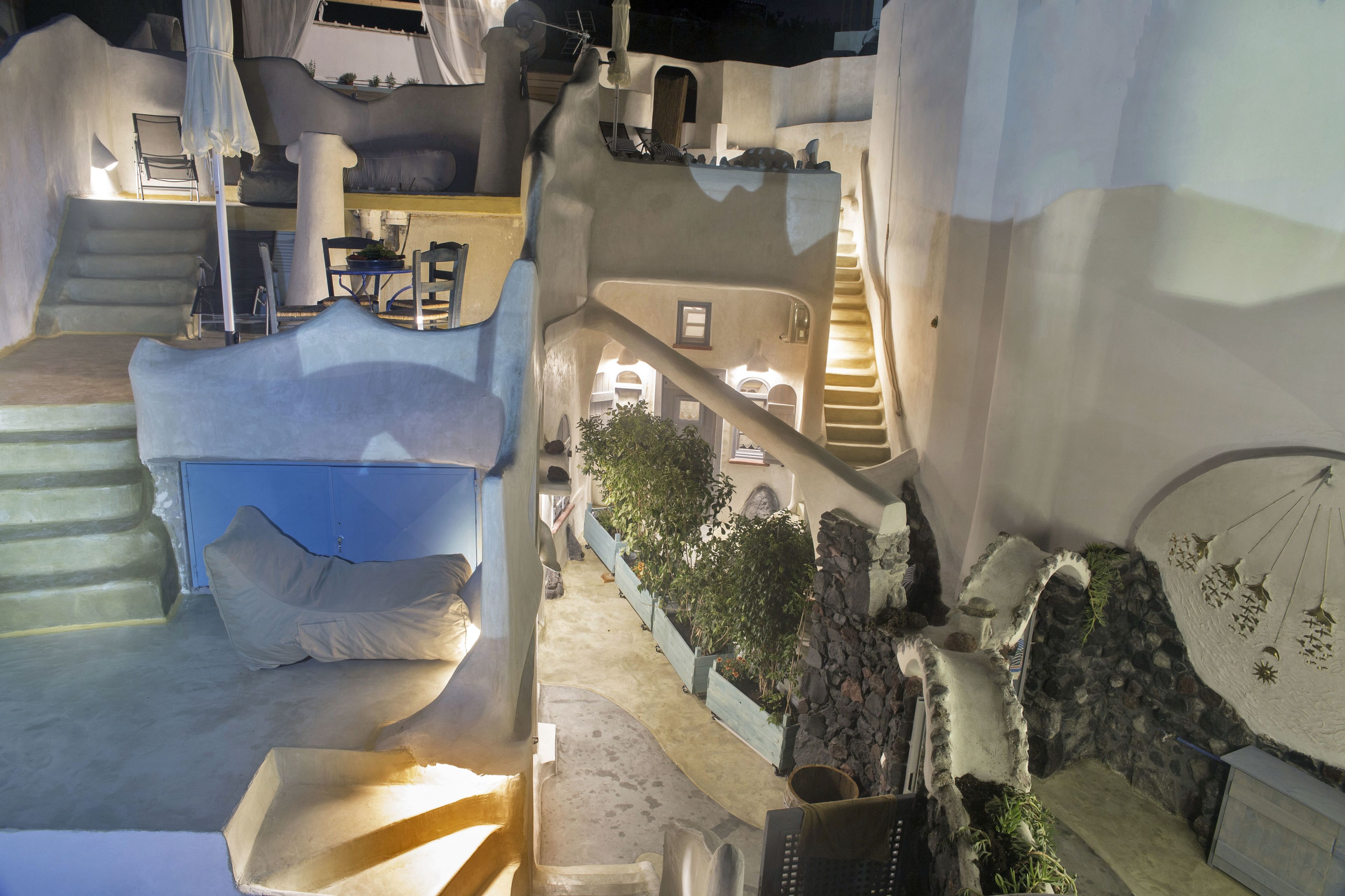 Majoituspaikan julkisivu illalla/yöllä