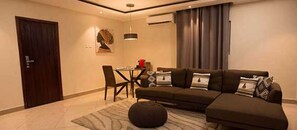 In-room safe, desk, laptop workspace, blackout curtains - Earl Heights Suites Hotel (Accra)