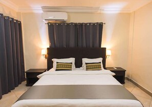 In-room safe, desk, laptop workspace, blackout curtains - Earl Heights Suites Hotel (Accra)